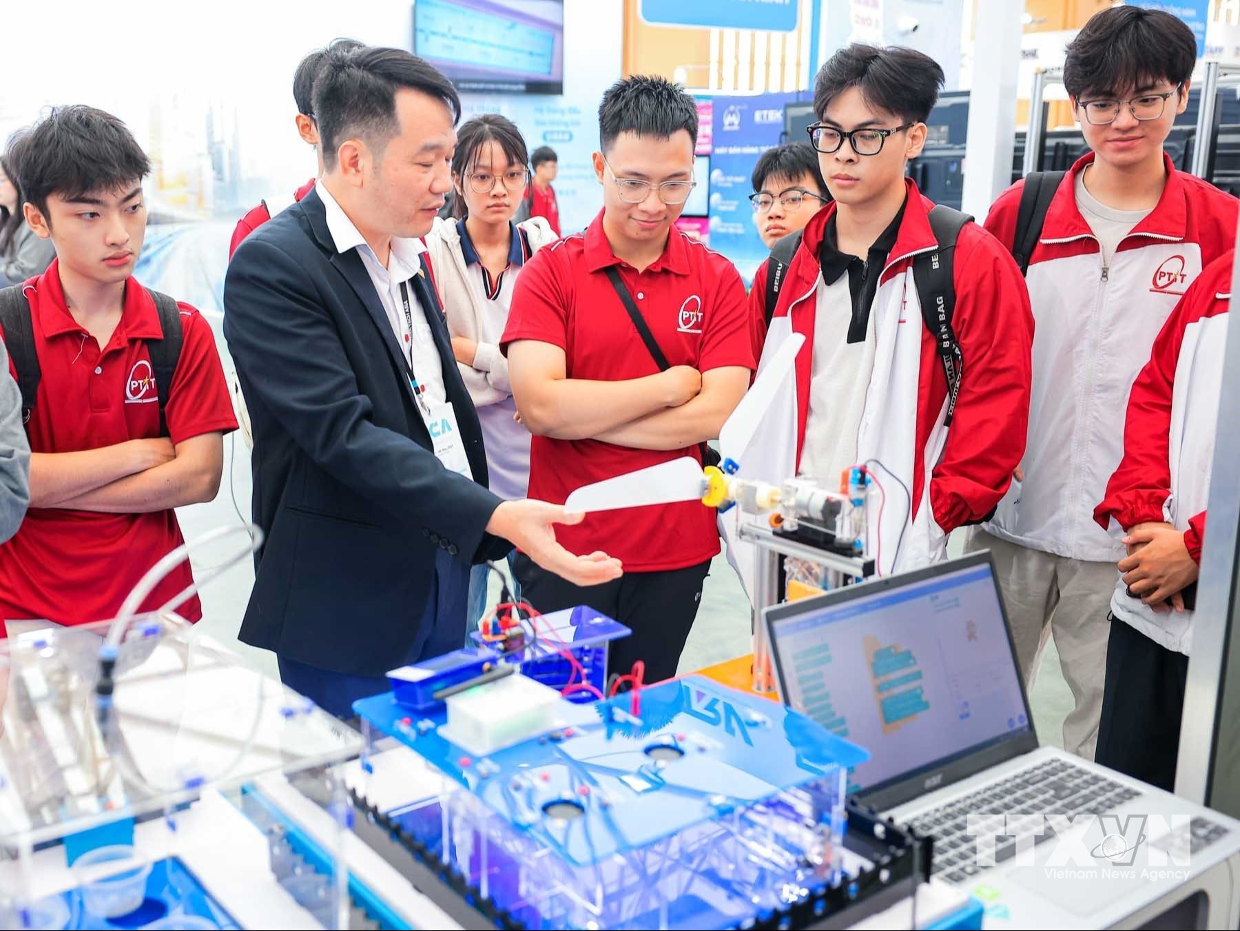 Các gian hàng trưng bày các sản phẩm công nghệ mới, ứng dụng thực tiễn trong đời sống thu hút sự chú ý theo dõi của nhiều bạn trẻ. (Ảnh: Hoàng Hiếu/TTXVN)